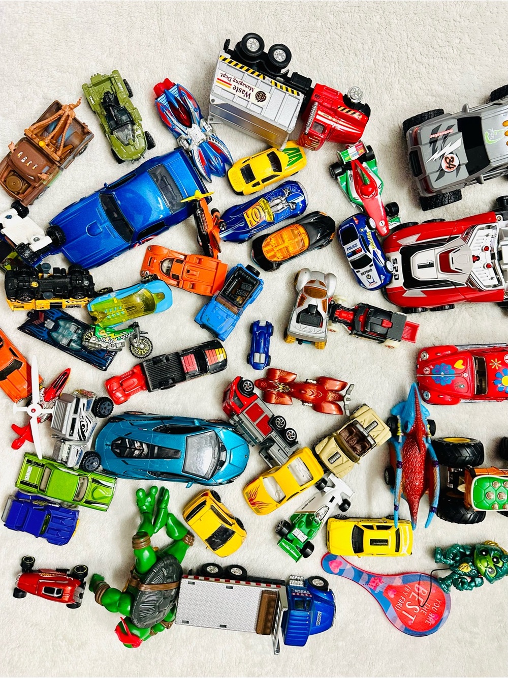 Huge Lot Cars, Mix, Diecast Cars and Trucks Mixed Scale, Hot Wheels
